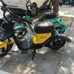 阜陽一女子微信掃碼騎車，卻“被”買保險